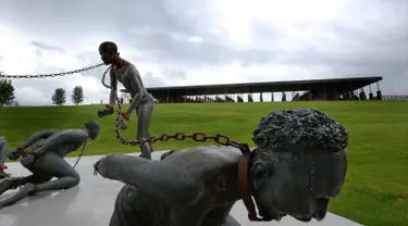 Sebuah patung yang menggambarkan orang-orang korban perbudakan dirantai di National Memorial for Peace and Justice, Montgomery, AS (22/4). Instalasi ini dipajang untuk menghormati orang kulit hitam yang menjadi korban rasis. (AP Photo / Brynn Anderson)