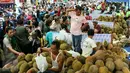 Pengunjung memilih durian di acara Durian Fair 2016 di Blok M Square, Jakarta, Sabtu (27/2). Dalam acara ini, pengunjung bisa menemukan sekitar 20 jenis durian unggul dari berbagai daerah di Jawa Tengah dan Jawa Barat. (Liputan6.com/Yoppy Renato)