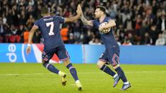 Paris Saint-Germain (PSG) harus bekerja keras untuk memetik kemenangan dramatis dengan skor 3-2 atas RB Leipzig pada  matchday 3 Grup A Liga Champions di Stadion Parc des Princes, Rabu (20/10/2021). (AP/Francois Mori)