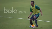 Bek Bali United, Ricky Fajrin, berusaha mengontrol bola saat mengikuti seleksi Timnas Indonesia U-22 di Lapangan SPH Karawaci, Banten, Selasa (21/2/2017).(Bola.com/Vitalis Yogi Trisna)