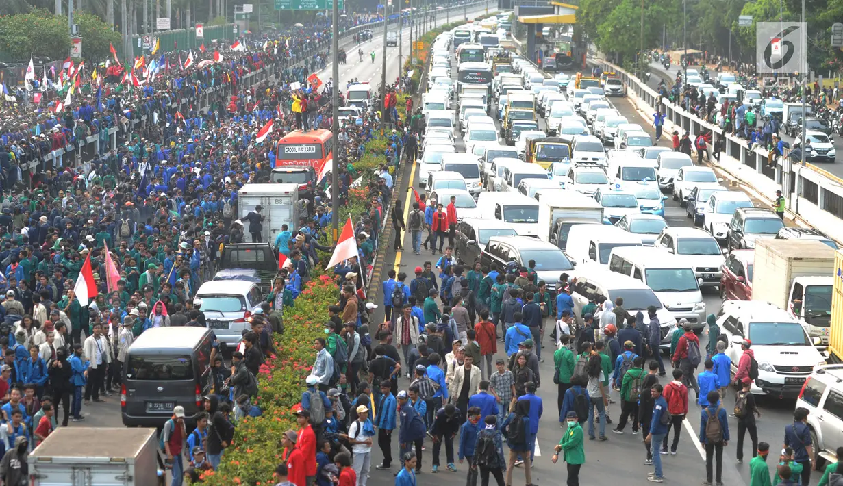 Mahasiswa memblokade Tol Dalam Kota saat berdemonstrasi menolak RUU KUHP dan revisi UU KPK di depan Gedung DPR, Jakarta, Selasa (24/9/2019). Aksi ini diikuti ribuan mahasiswa dari berbagai universitas. (merdeka.com/Arie Basuki)