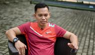 Hendra Basir di sela memimpin sesi latihan atlet panjat tebing Indonesia jelang Olimpiade Paris 2024 di Bekasi. (AFP/Bay Ismoyo)