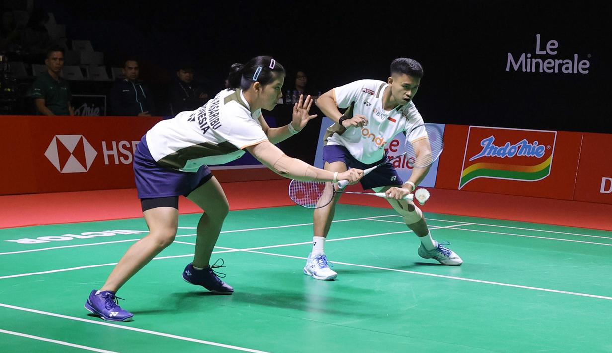 Pasangan Indonesia itu bisa unggul dengan skor 7-1 dan masuk ke interval dengan skor 11-2. Tampak daam foto, pebulu tangkis ganda campuran Indonesia, Jafar Hidayatullah/Felisha Pasaribu saat bertanding melawan Kristoffer Kolding/Mette Werge (Denmark) di babak 32 besar Indonesia Masters 2026 di Istora Gelora Bung Karno, Senayan, Jakarta, Rabu (21/1/2026) siang. (Bola.com/Abdul Aziz)