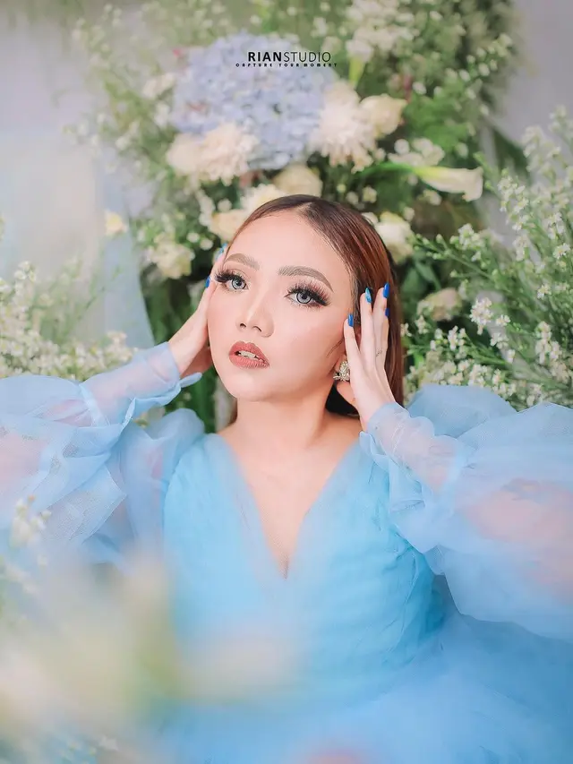 Gaya Pemotretan Syahiba Saufa dengan Gaun Biru Muda, Bak Cinderella. (Sumber: Instagram/riandypratama.id)