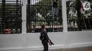 Pekerja melakukan pengecatan pagar di kompleks Parlemen Gedung DPR/MPR, Senayan, Jakarta., Rabu (16/10/2019). Jelang pelantikan presiden dan wakil presiden pada 20 Oktober, berbagai persiapan dilakukan Gedung DPR, salah satunya mempercantik pagar di depan pintu masuk. (Liputan6.com/Faizal Fanani)