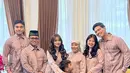 Keluarga Fuji An berfoto dengan baju sarimbit ungu mauve yang elegan. Busana print ini dipadu dengan aksen lace di bagian kerah dan lengan [@fuji_an]