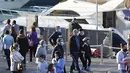 Orang-orang yang memakai masker menikmati kegiatan outdoor di Beirut, ibu kota Lebanon (26/12/2020). Sejauh ini, lebih dari 1.000 orang tewas akibat COVID-19 di Lebanon, negara yang dihuni oleh kurang lebih enam juta jiwa. (Xinhua/Bilal Jawich)