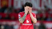 Pemain Manchester United, Lisandro Martinez, tampak kecewa setelah mendapat kartu merah saat melawan Leeds United pada pekan ke-32 Premier League 2025/2026 di Stadion Old Trafford, Selasa (14/4/2026). (AP Photo/Dave Thompson)