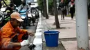 Petugas dari Kelurahan Karet Semanggi mengecat trotoar di kawasan Jalan Semanggi, Jakarta, Selasa (1/3/2016). Trotoar itu dipercantik dengan dicat ulang oleh Petugas Prasarana Sarana Umum (PPSU). (Liputan6.com/Faizal Fanani)
