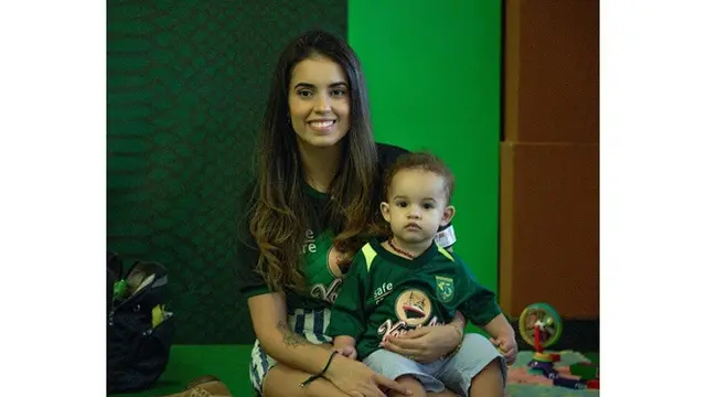 6 Pesona Fanny Istri David da Silva, Bangga Pakai Jersey Persebaya