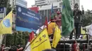 Massa yang tergabung dalam Gerakan Mahasiswa Jakarta berunjuk rasa di depan Kementerian Pendidikan dan Kebudayaan (Kemendikbud), Jakarta, Senin (22/6/2020). Mahasiswa mengkritik Kemendikbud karena tidak adanya kebijakan keringanan biaya kuliah di tengah pandemi COVID-19. (Liputan6.com/Faizal Fanani)