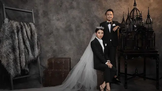 7 Gaya Pemotretan Keluarga Ruben Onsu dengan Tema Hitam, Kompak Banget