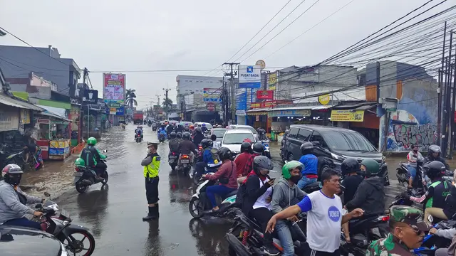 Banjir Jalan Raya Sawangan Depok
