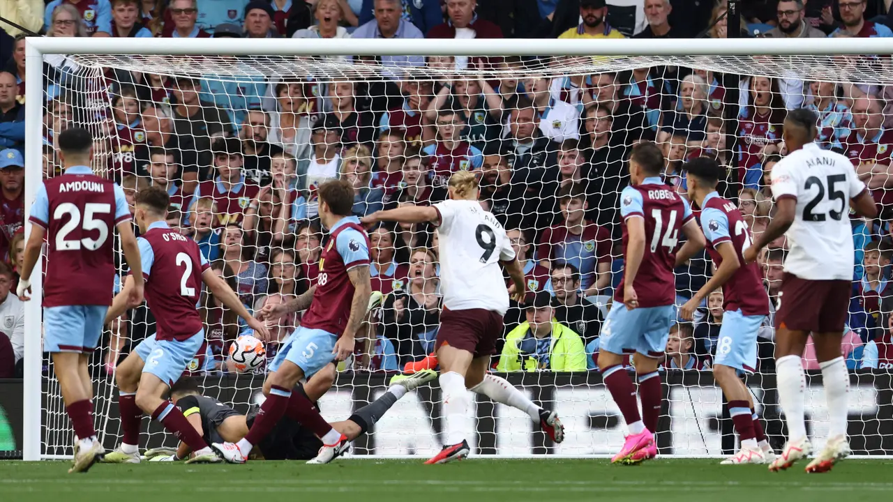 Foto: Melihat Lebih Dekat 2 Gol Erling Haaland Saat Manchester City Gilas Burnley di Liga Inggris