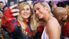 Pemeran Captain Marvel, Brie Larson berswafoto dengan penggemar setibanya pada world premiere film Avengers: Endgame di Los Angeles, California, Selasa (23/4). Avengers: Endgame akan tayang mulai 26 April di Amerika dan 24 April besok di Indonesia. (Rich Polk/Getty Images for Disney/AFP)