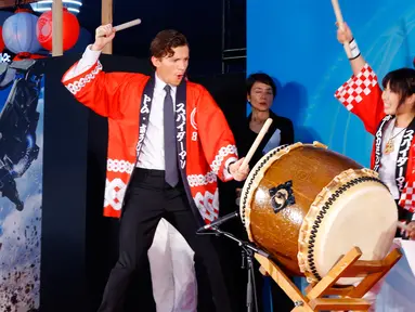 Ekspresi aktor asal Inggris Tom Holland saat memukul drum tradisional Jepang di pemutaran perdana film “Spider-Man: Homecoming” di Tokyo, Senin (7/8). Sebelumnya, Film Spider-Man resmi rilis di Amerika sejak 7 Juli 2017 lalu. (Shizuo Kambayashi /AP)