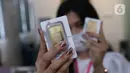 Karyawati menunjukkan replika emas logam mulia di Butik Emas LM ANTAM,  Jakarta,Senin (19/10).Harga emas batangan PT Aneka Tambang Tbk (ANTM) atau emas Antam pada perdagangan Senin, 19 Oktober 2020, stabil sejak dua hari lalu. "Harga emas batangan satu gram Rp 1.008.000. (Liputan6.com/Angga Yuniar)