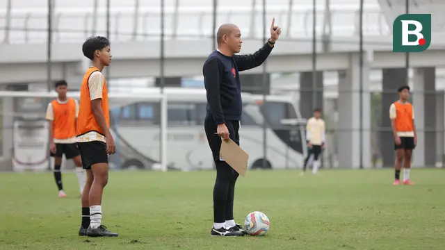 Foto: Melihat Tegasnya Nova Arianto saat Memimpin Latihan Timnas Indonesia U-16 di Jakarta International Stadium