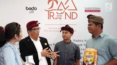 Wakil Bupati Kabupaten Tabanan, I Komang Gede Sanjaya (tengah) berdialog pelaku UKM binaan PT HM Sampoerna Tbk melaui program TREND di Tabanan, Bali Kamis (29/11). Sinergi berkelanjutan diharapkan dapat tumbuh di pelaku UKM binaan. (Liputan6.com/HO/Ading)