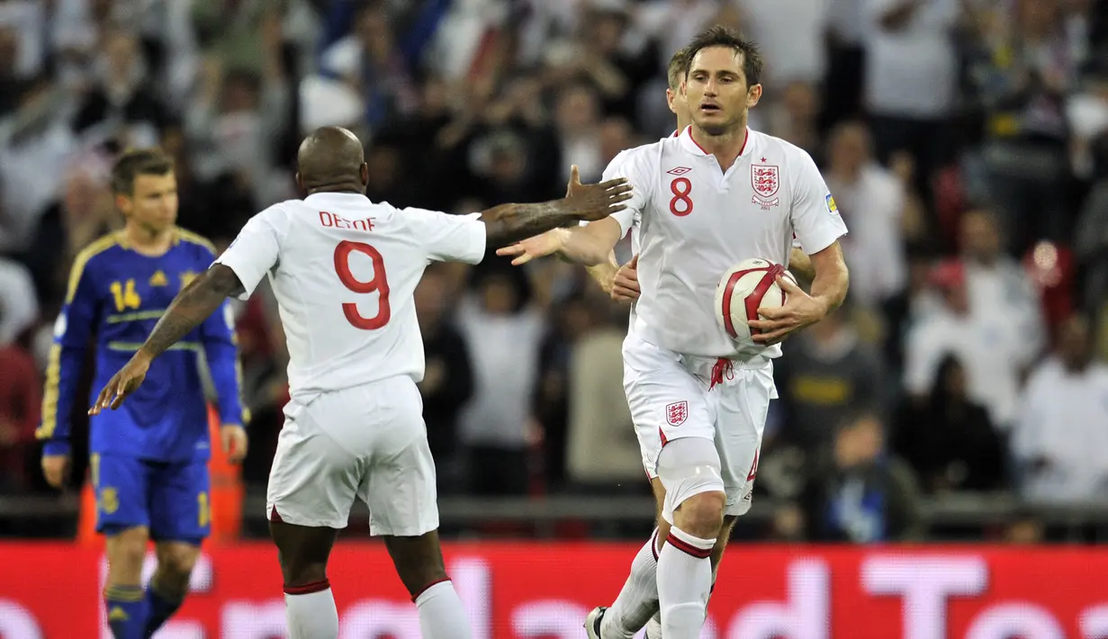 Frank Lampard berlaga di kualifikasi Piala Dunia 2014 melawan Ukraina di Stadion Wembley, Inggris (11/9/2012). Lampard mengumumkan pengunduran dirinya sebagai pesepak bola lewat Instagram pribadinya pada Kamis (2/2/2017).(AFP PHOTO / GLYN KIRK)