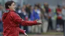 Pelatih AC Milan, Vincenzo Montella memberikan instruksi kepada anak asuhnya saat melawan Lazio  pada lanjutan Serie A di Rome Olympic stadium, (10/9/2017). Lazio menang 4-1. (AP/Alessandra Tarantino)