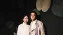 Dion Wiyoko tampil serasi dengan sang istri Fiona di show BIYAN Spring Summer 2027. Dion Wiyoko padukan kemeja putih dengan outer linen, sedangkan Fiona tampil effortless dengan beskap putih bermotif bunga dan flamingo [@biyanofficial]