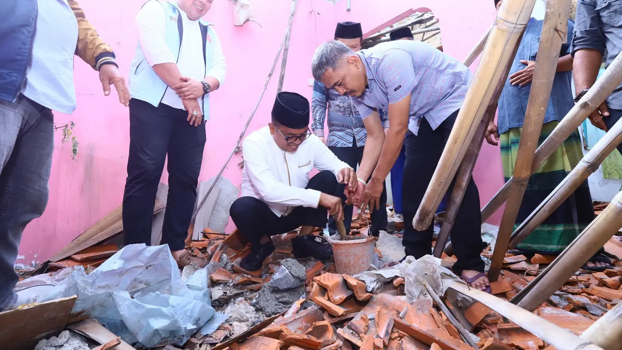 Calon Gubernur (Cagub) Banten 2024, Andra Soni bersama Tim Relawan Gerakan Banten Adil Merata (GBAM), lakukan bedah rumah warga kurang mampu milik Rizky Wahyudin (40).