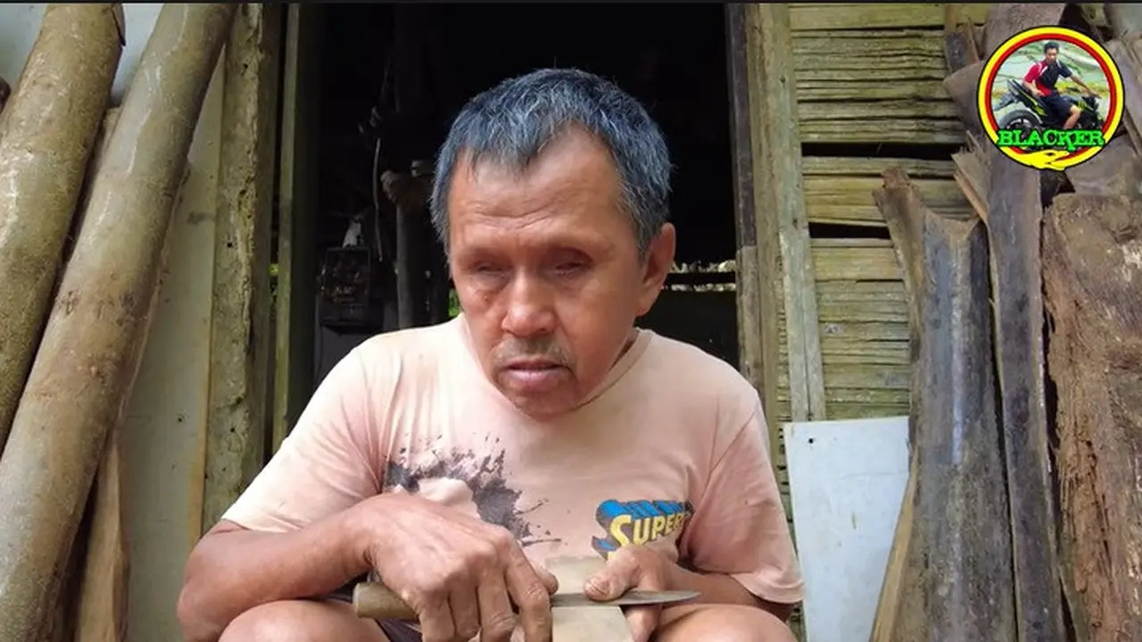 Darsum, penyadap nira tunanetra di Salebu, Kecamatan Majenang, Cilacap, Jawa Tengah. (Foto: Liputan6.com/Kanal Youtube Blacker)
