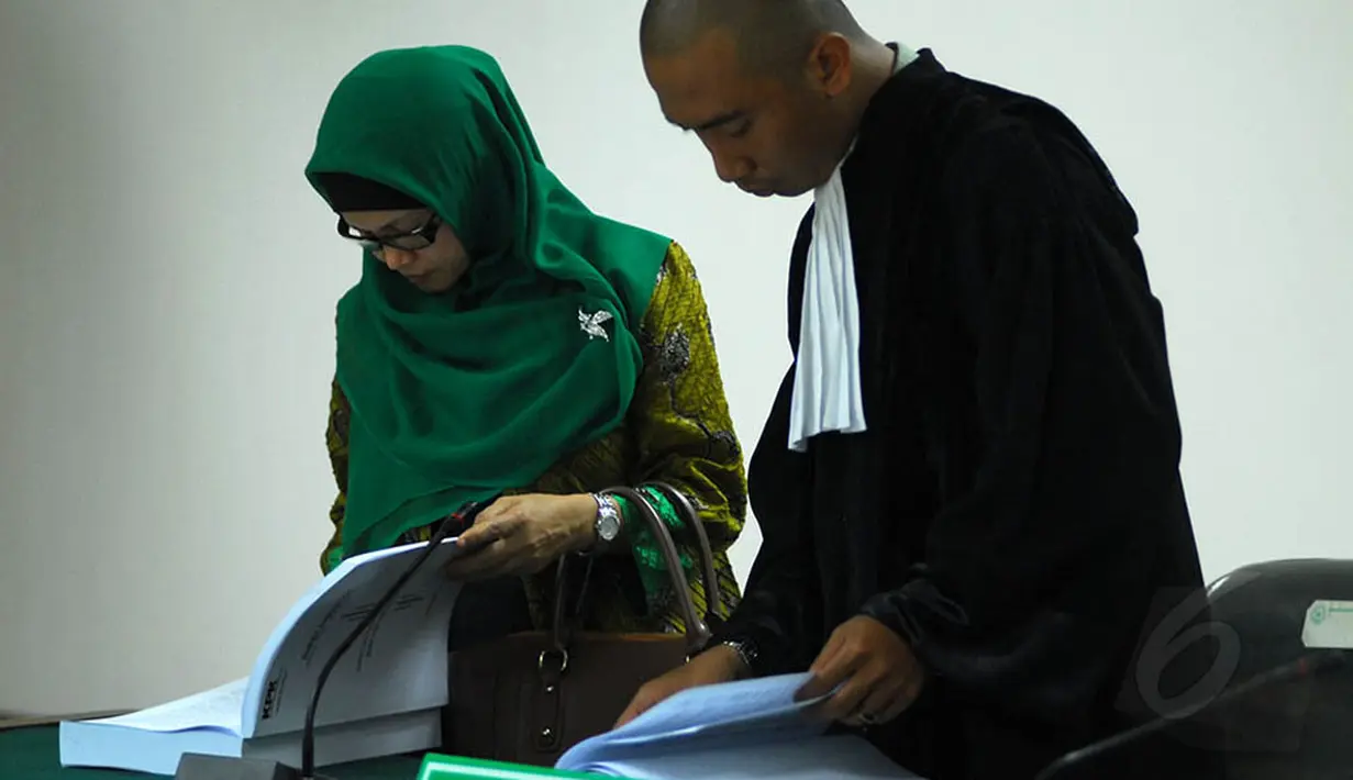 Terdakwah Susi Tur Andayani terbukti melakukan tindak pidana korupsi bersama-sama dengan Akil Mochtar. Senin (19/5/14) (Liputan6.com/Miftahul Hayat)
