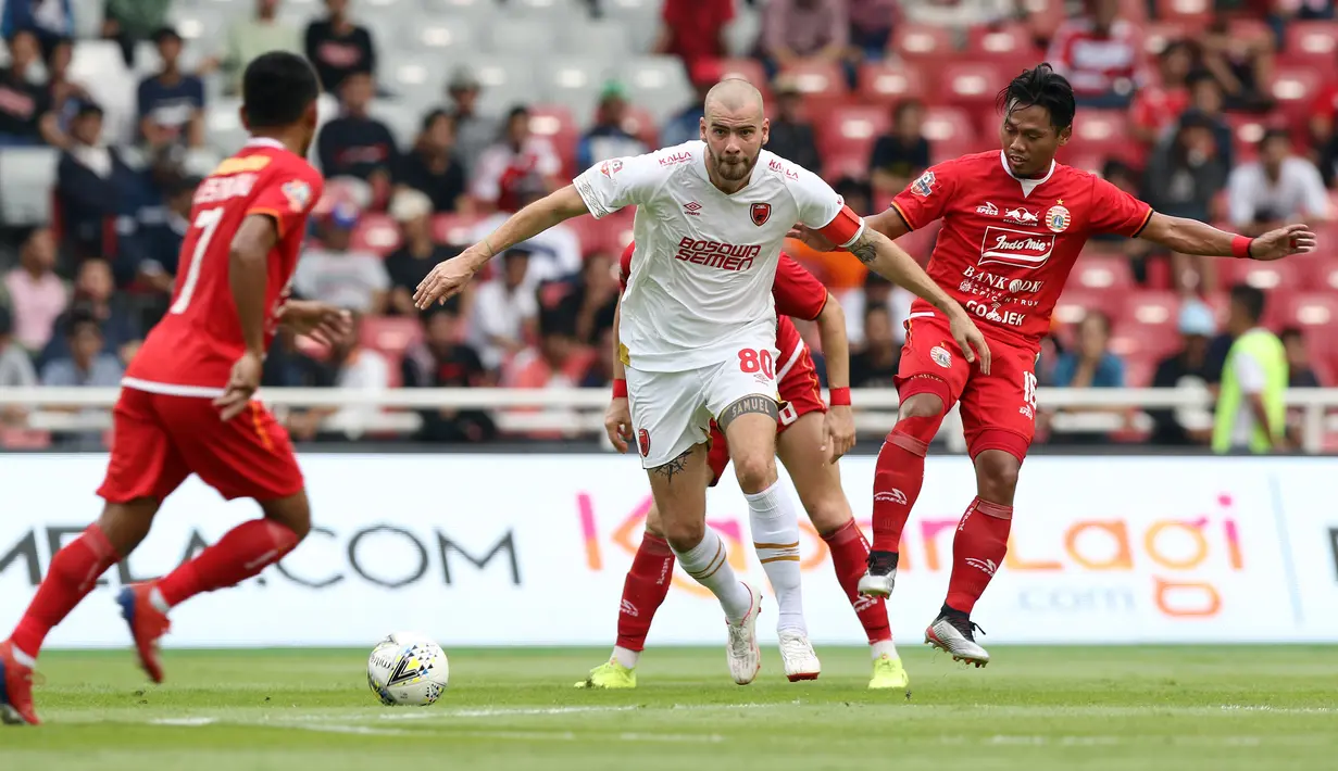 Gelandang PSM Makassar, Wiljan Pluim, berusaha melewati pemain Persija Jakarta pada laga Liga 1 2019 di SUGBK, Jakarta, Rabu (28/8). Kedua tim bermain imbang 0-0. (Bola.com/M Iqbal Ichsan)