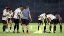 Sejumlah pemain Timnas Indonesia U-17 terlihat tegang saat bermain games dalam sesi latihan di Stadion Gelora 10 November 2023, Surabaya, Kamis (9/11/2023). (Bola.com/Bagaskara Lazuardi)