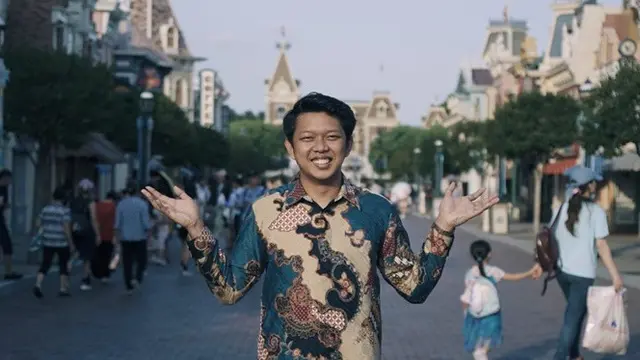 7 Gaya Liburan Bayu Skak di Hong Kong, Pakai Batik ke Disney Land