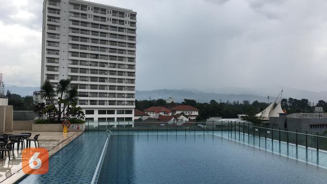 Kolam renang Crowne Plaza Bandung. (Liputan6.com/Putu Elmira)