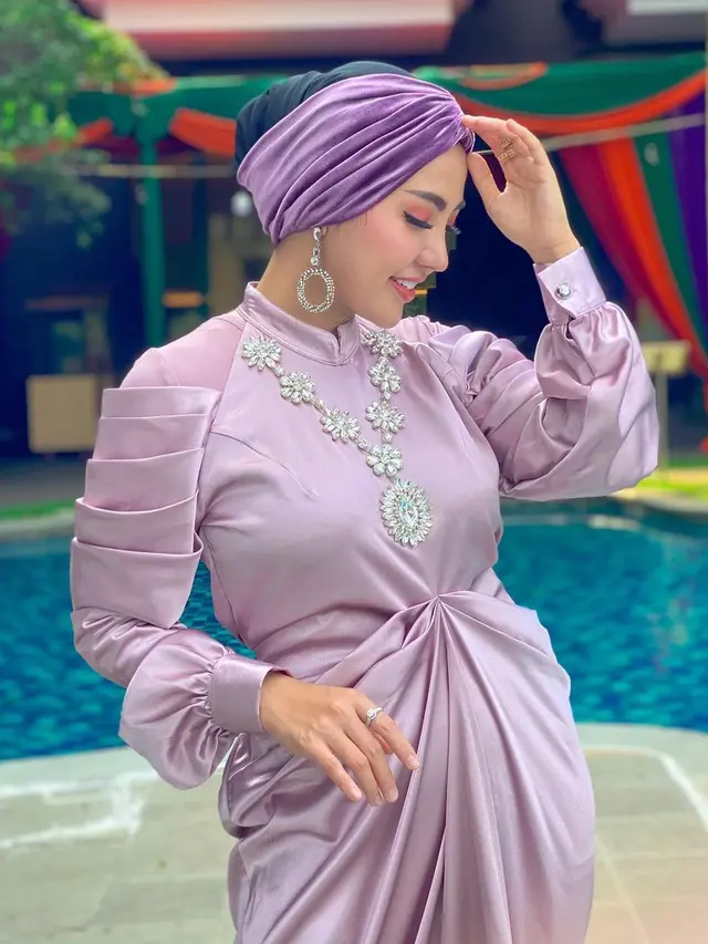 6 Gaya Seleb Pakai Kaftan, Bisa Jadi Inspirasi Lebaran