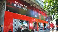 Bagian depan toko resmi yang menjual merchandise Bali United di kompleks Stadion I Wayan Dipta, Gianyar. (Bola.com/Iwan Setiawan)