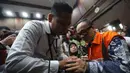 Sebelumnya, Immanuel Ebenezer alias Noel bersama sepuluh orang lainnya ditetapkan sebagai tersangka setelah terjaring dalam operasi tangkap tangan KPK pada 20-21 Agustus 2025. Tampak dalam foto, bekas Wakil Menteri Ketenagakerjaan, Immanuel Ebenezer (kanan) sesaat sebelum mengikuti sidang lanjutan dugaan kasus pemerasan dalam pengurusan sertifikat K3 dimulai di Pengadilan Tindak Pidana Korupsi (Tipikor) Jakarta, Senin (2/2/2026). (Kapanlagi.com/Budy Santoso)