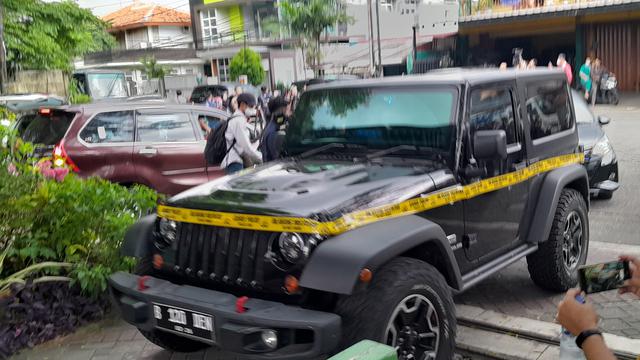 Mobil Jeep Rubicon bernopol B-120-DEN ditampilkan saat rekonstruksi atau reka adegan kasus penganiayaan terhadap David Latumahina alias Cristalino David Ozora oleh Mario Dandy Satriyo, Jumat (10/3/2023).