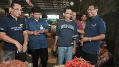 Direktur P2 Humas Ditjen Pajak Hestu Yoga Saksama berdialog dengan pedagang di Pasar Kramat Jati, Jakarta, Kamis (10/11). Dirjen Pajak sosialisasikan program tax amnesty kepada ratusan pedagang buah dan sayuran di Kramat Jati. (Liputan6.com/Yoppy Renato)
