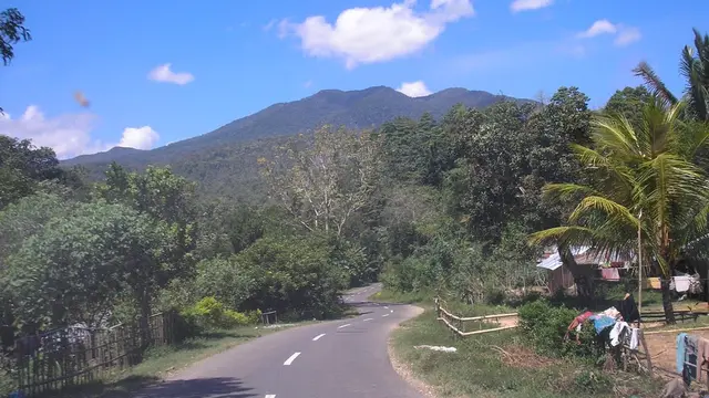 Jalan menuju Gunung Mbeliling dari Pulau Kanawa. (Dok: Gunung Bagging https://www.gunungbagging.com/mbeliling/)