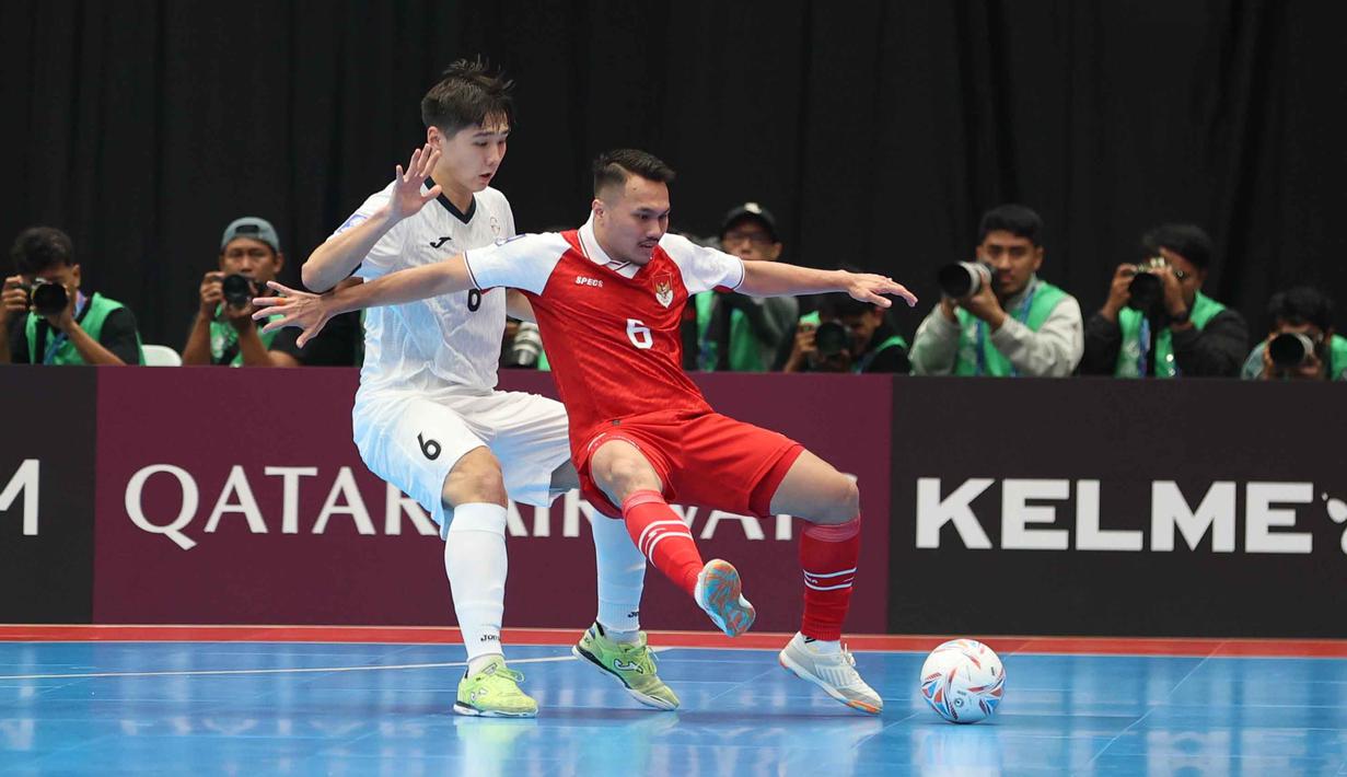 Pemain Timnas Futsal Indonesia, Samuel Eko berebut bola dengan Zhumadilov Baatyrkhan (Kirgistan) pada laga kedua Grup A Piala Asia Futsal 2026, Kamis (29/1/2026) malam WIB. (Bola.com/M Iqbal Ichsan)