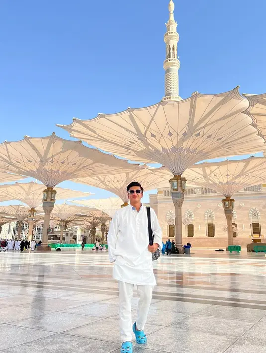 Pemeran Doni dalam sinetron Anak Jalanan ini beberapa kali mengunggah aktivitasnya selama di Makkah. Salah satunya saat di Masjid Nabawi, Madinah. Dalam keterangan, Harris mengungkapkan rasa bahagianya bisa main ke 'rumah Allah'. (Liputan6.com/IG/@harrisvriza)