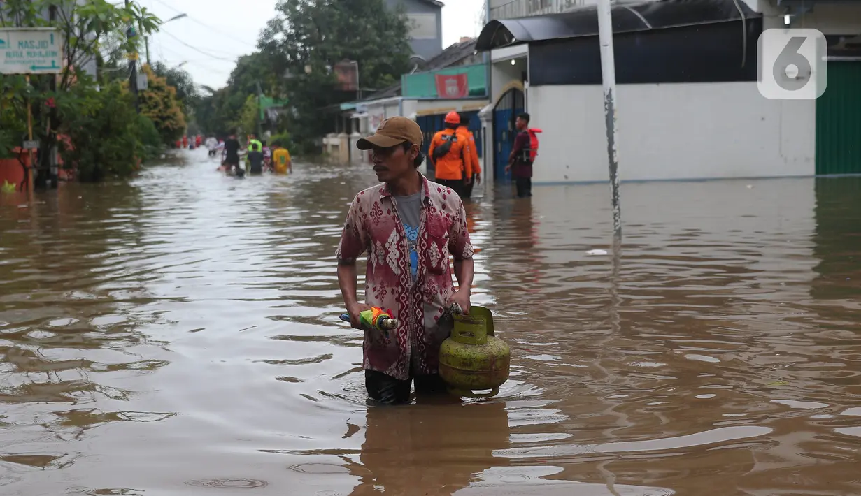 <p>Warga berjalan melewati banjir di Perumahan Ciledug Indah 1 dan 2, Kota Tangerang, Banten, Sabtu (16/7/2022). Banjir tersebut merendam ratusan rumah di dua titik-titik tersebut dengan ketinggian yang bervariasi, mulai dari 50 sentimeter, hingga 1,5 meter. (Liputan6.com/Angga Yuniar)</p>