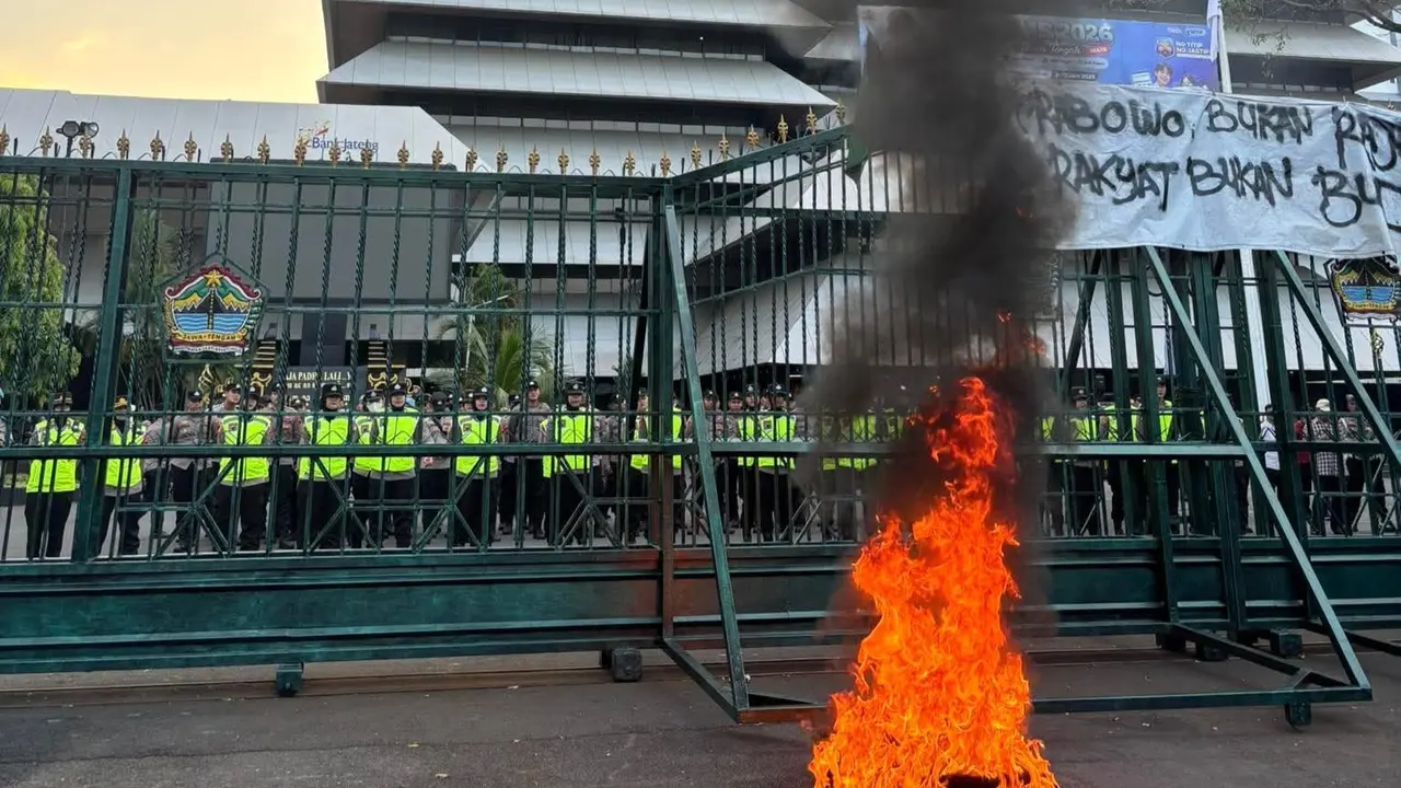 Aksi mahasiswa di Semarang diwarnai pembakaran ban di depan Kantor DPRD Jawa Tengah. (Liputan6.com/Arief)