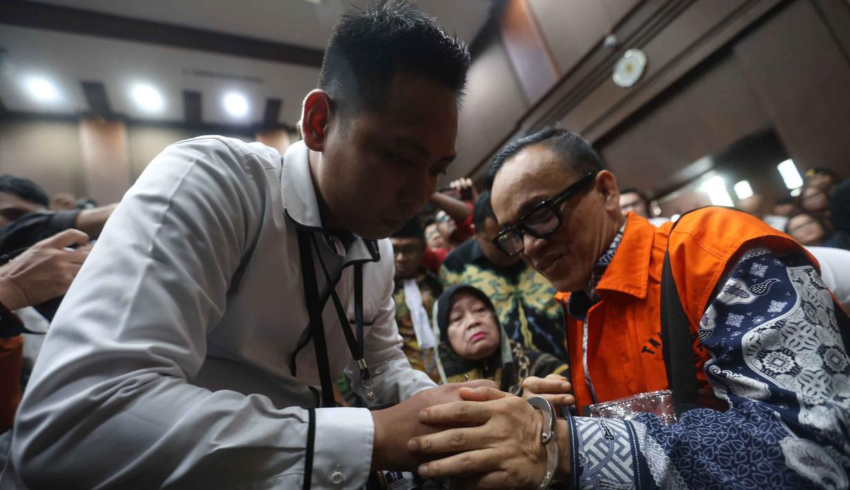 Sebelumnya, Immanuel Ebenezer alias Noel bersama sepuluh orang lainnya ditetapkan sebagai tersangka setelah terjaring dalam operasi tangkap tangan KPK pada 20-21 Agustus 2025. Tampak dalam foto, bekas Wakil Menteri Ketenagakerjaan, Immanuel Ebenezer (kanan) sesaat sebelum mengikuti sidang lanjutan dugaan kasus pemerasan dalam pengurusan sertifikat K3 dimulai di Pengadilan Tindak Pidana Korupsi (Tipikor) Jakarta, Senin (2/2/2026). (Kapanlagi.com/Budy Santoso)