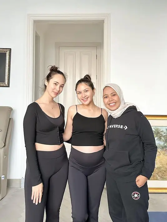 Saat olahraga hamil, Pamela mengenakan atasan lengan panjang crop dipadukan celana ketat panjang hitam. [@pammybowie]