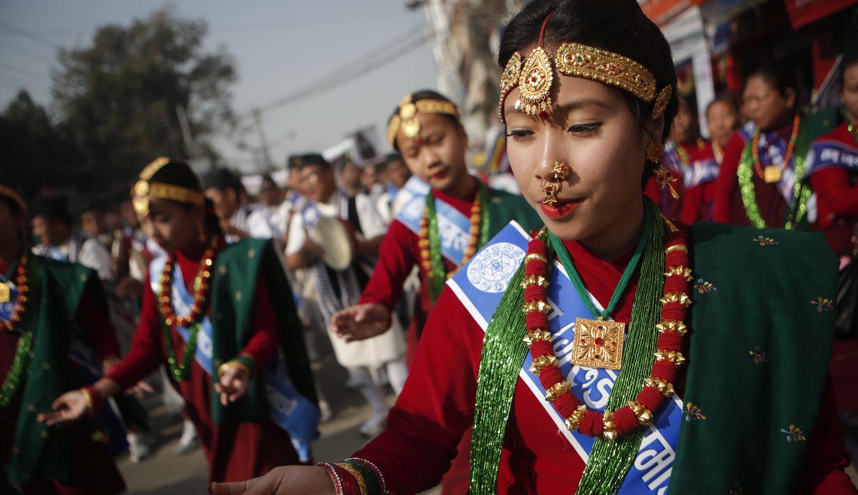 Peserta parade menari saat mengikuti perayaan "Tamu Losar", Kathmandu, Nepal, Jumat (30/12). Parade tersebut digelar untuk menyambut pergantian tahun. (AP Photo / Niranjan Shrestha)