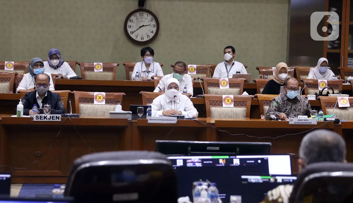 Menteri Ketenagakerjaan Ida Fauziah (tengah) rapat kerja dengan Komisi IX DPR di Kompleks Parlemen, Jakarta, Selasa (9/2/2021). Rapat membahas kesiapan penyelenggaraan program sistem penempatan satu kanal (SPSK) pekerja migran Indonesia (PMI) ke Arab Saudi. (Liputan6.com/Angga Yuniar)