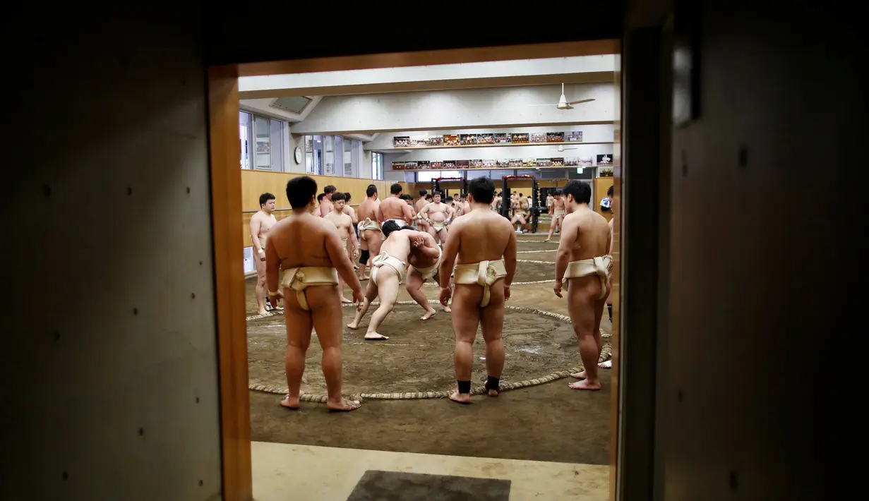 Sejumlah mahasiswa saat bersiap berlatih sumo di klub gulat Sumo Nippon Sports Science University di Tokyo, Jepang (20/5/2019). (Reuters/Issei Kato)