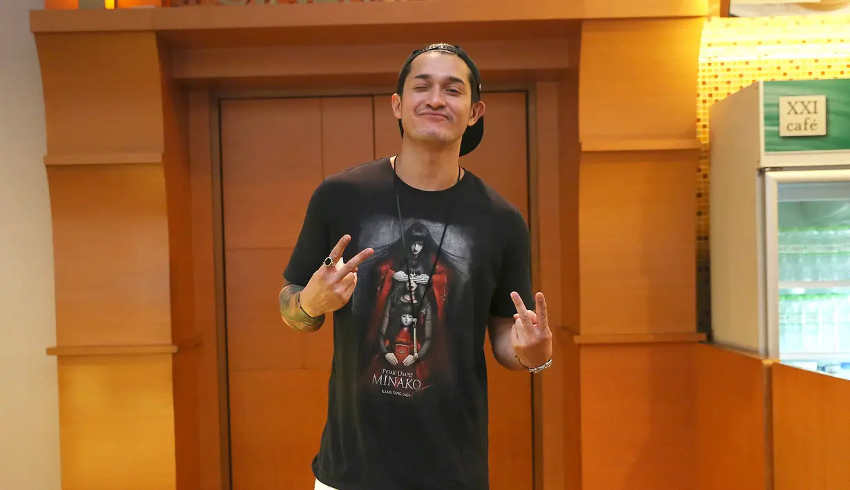 "Menikah ntar dulu sih. Gua umur udah 30 tahun, ya 2 sampai 3 tahun lah. Belum mikirin ke arah situ sih, masih mikirin karir. Masih pengen pergi lebih jauh lagi," ujar Miller Khan di kawasan Melawai, Jakarta Selatan, Jumat (15/9).(Nurwahyunan/Bintang.com)