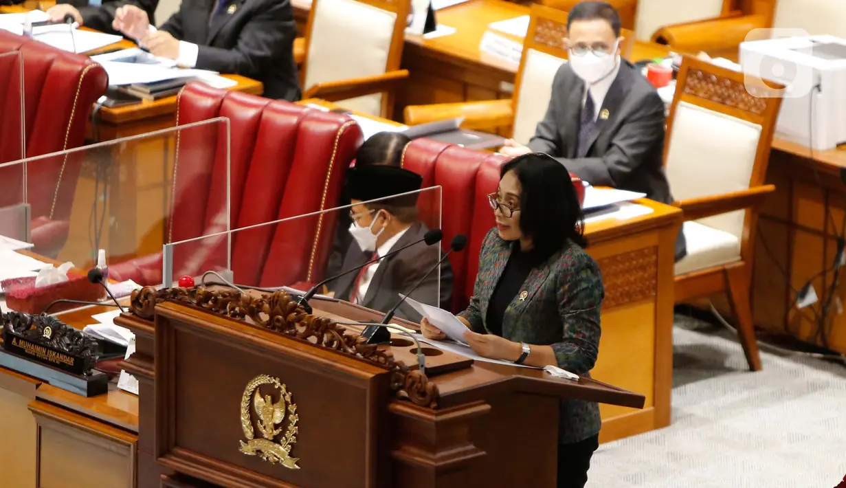 Menteri PPPA, I Gusti Ayu Bintang Darmawati memberikan keterangan saat rapat paripurna ke-19 masa persidangan IV tahun sidang 2021-2022 Nusantara II, Kompleks Parlemen MPR/DPR-DPD, Senayan, Jakarta, Selasa (12/4/2022). (Liputan6.com/Angga Yuniar)